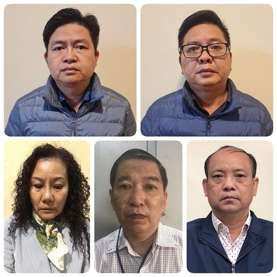 Các bị can Nguyễn Vũ Bảo Hoàng, Nguyễn Ngọc Trường Chinh (hàng trên từ trái sang phải); Nguyễn Thị Bích Ngọc, Quan Minh Tuấn, Nguyễn Văn Lành (hàng dưới từ trái sang phải)  	 	Ảnh: Bộ Công an