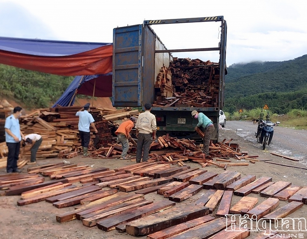 Lực lượng chức năng phối hợp khám xét.