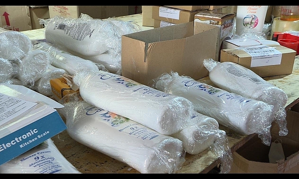 Hàng hóa là mỹ phẩm, đồ tiêu dùng không rõ nguồn gốc, xuất xứ bị bắt giữ tại TPHCM ngày 15/12/2021. 	 	Ảnh: LS