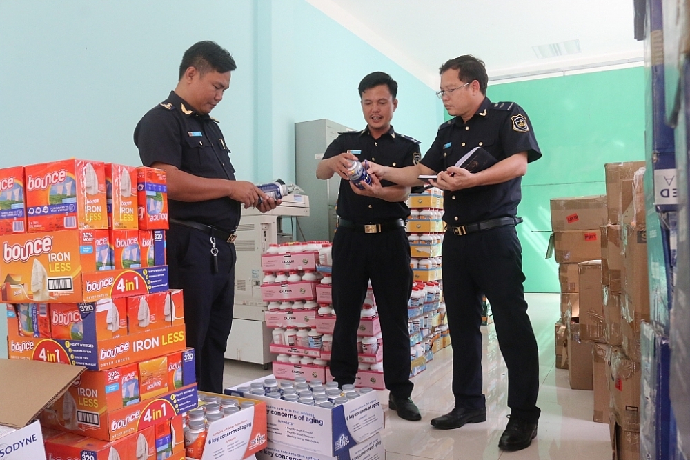 Hơn 2,4 tấn hàng bách hoá “bốc hơi” khỏi lô hàng quá cảnh như thế nào?