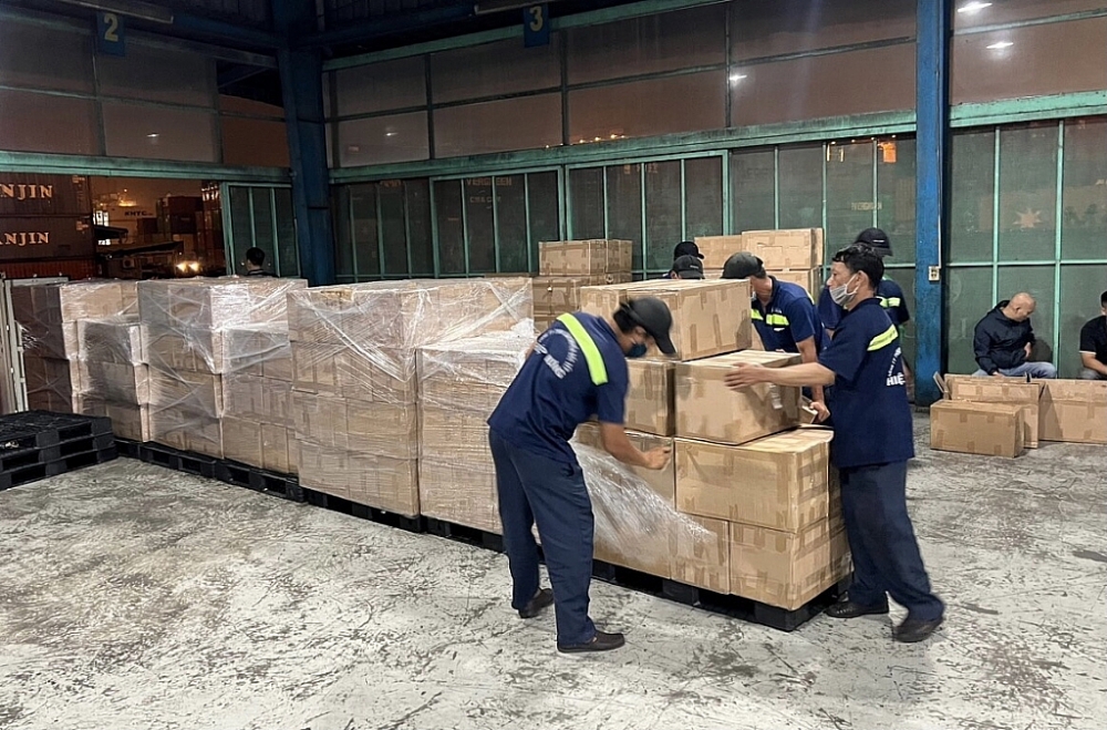Hàng trăm thùng thuốc lá xuất lậu bị Hải quan TPHCM tạm giữ. 	Ảnh: T.H