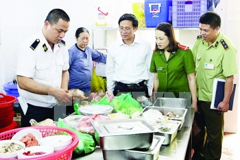 Nỗi lo ngộ độc thực phẩm khi hè tới