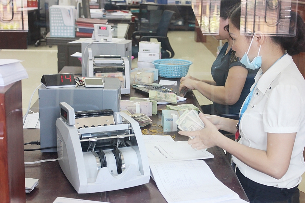 Ngân hàng và doanh nghiệp “kể khổ” chuyện nợ nần Ngân hàng và doanh nghiệp “kể khổ” chuyện nợ nần