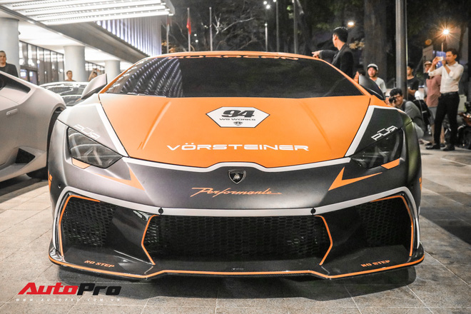 dai gia viet mang sieu xe sieu sang tien ty toi buoi khai truong showroom aston martin tai sai gon co dai gia mang toi ca 3 chiec