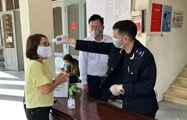 Hình ảnh Hải quan Hải Phòng đo thân nhiệt tại điểm làm thủ tục