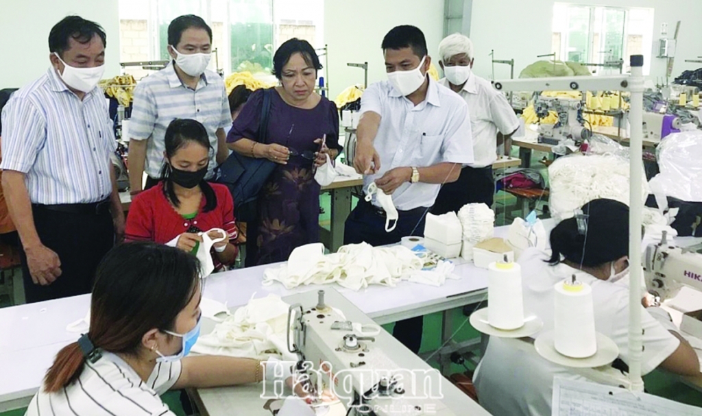 Doanh nghiệp dệt may TPHCM tích cực sản xuất khẩu trang vải chống dịch doanh nghiep det may tphcm tich cuc san xuat khau trang vai chong dich 122347