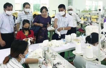 Doanh nghiệp dệt may TPHCM tích cực sản xuất khẩu trang vải chống dịch