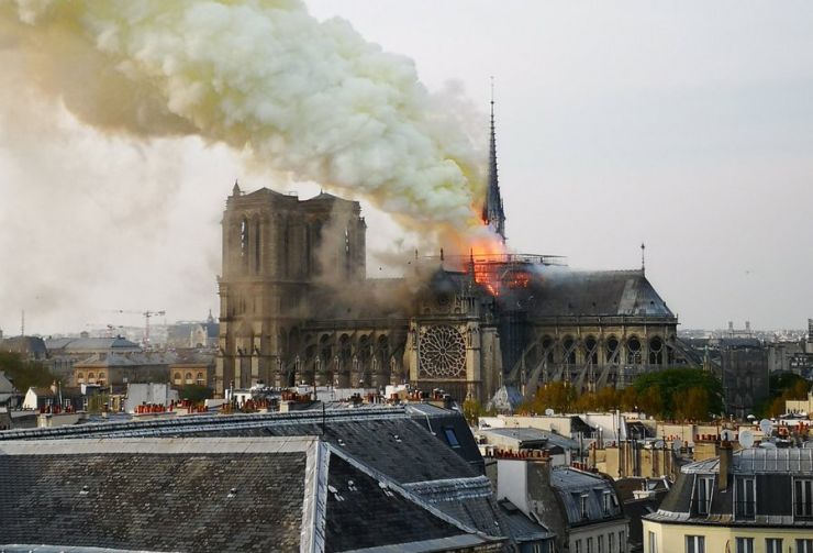 nha tho duc ba paris boc chay du doi
