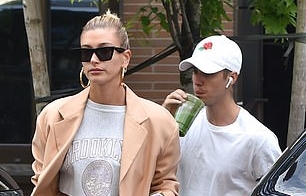 Justin Bieber “đội mưa” đi ăn cùng bà xã xinh đẹp Hailey Baldwin