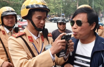 CSGT Hà Nội tước hàng loạt giấy phép lái xe liên quan đến rượu, bia