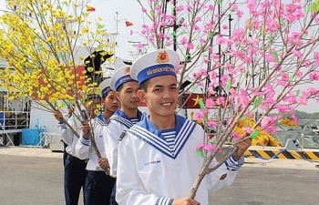 Chở mùa Xuân ra nhà giàn