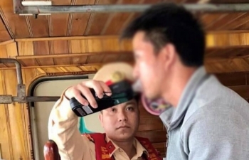 Hai thuyền trưởng trên sông Đuống bị phạt vì vi phạm nồng độ cồn