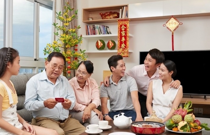 Chọn quà Tết ý nghĩa tặng cha mẹ cùng FE CRIDIT