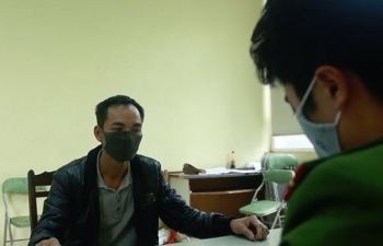 Khởi tố người vứt 14 thùng chứa chất thải nguy hại xuống sông Hồng