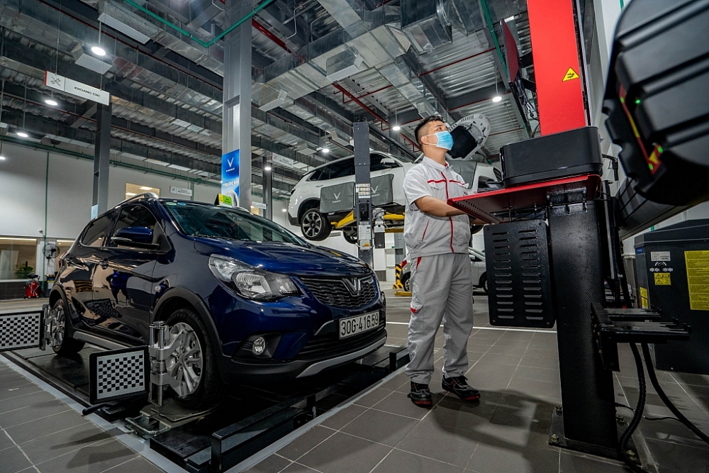 Cận cảnh showroom 3S lớn nhất Việt Nam của VinFast