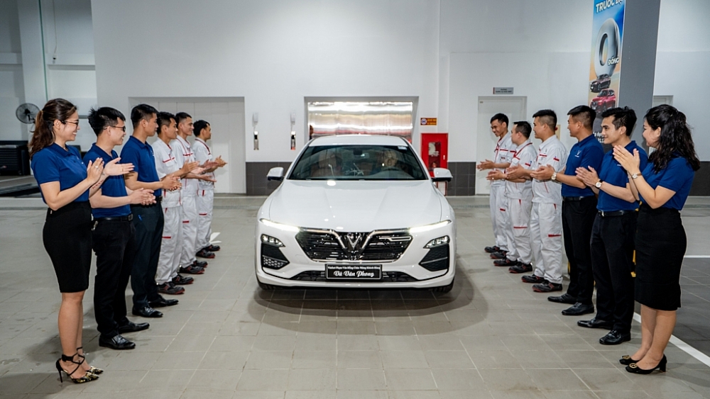 Cận cảnh showroom 3S lớn nhất Việt Nam của VinFast