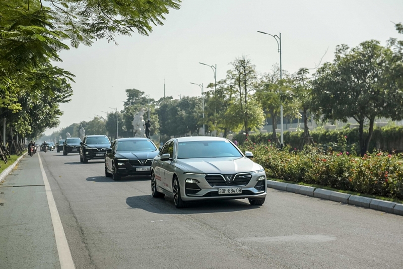 man nhan ngam dan xe sang vinfast lux dao pho thu ha noi