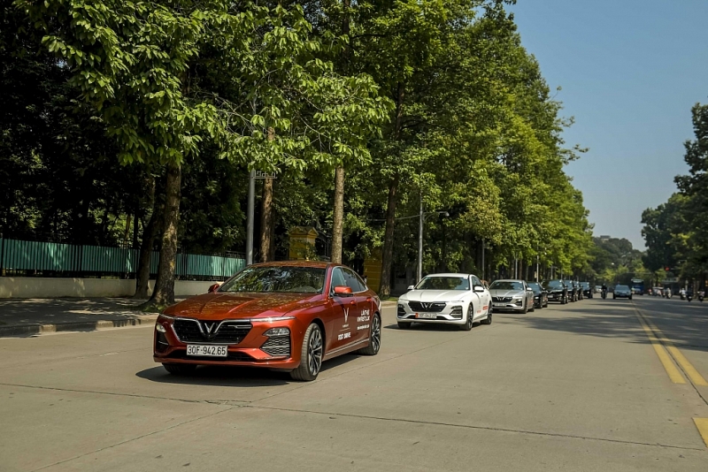 man nhan ngam dan xe sang vinfast lux dao pho thu ha noi