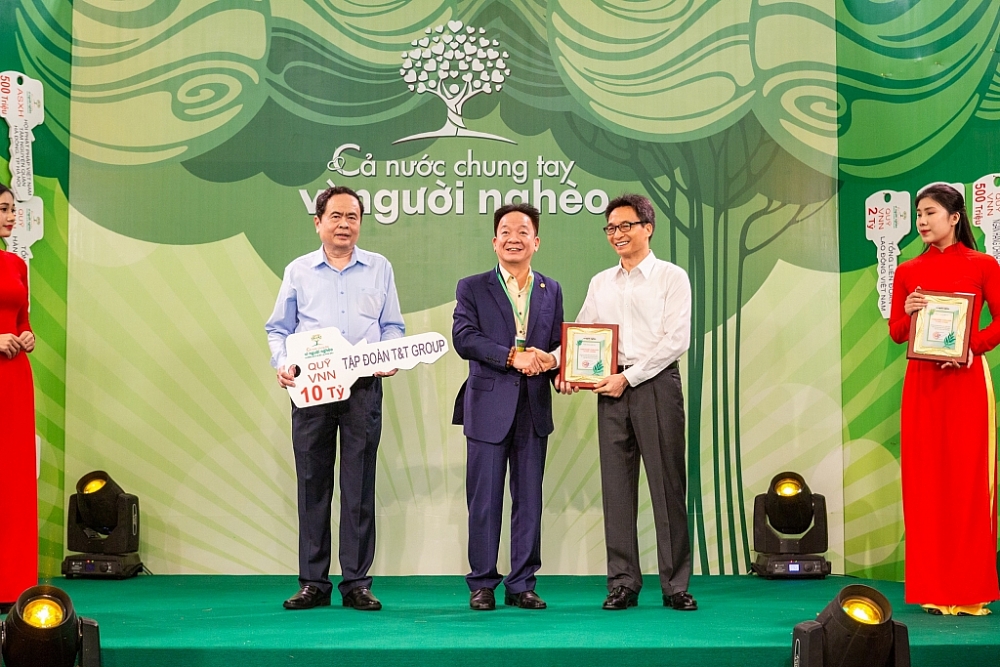 Các doanh nghiệp của “Bầu Hiển” ủng hộ 30 tỷ đồng cho Quỹ “Vì người nghèo”