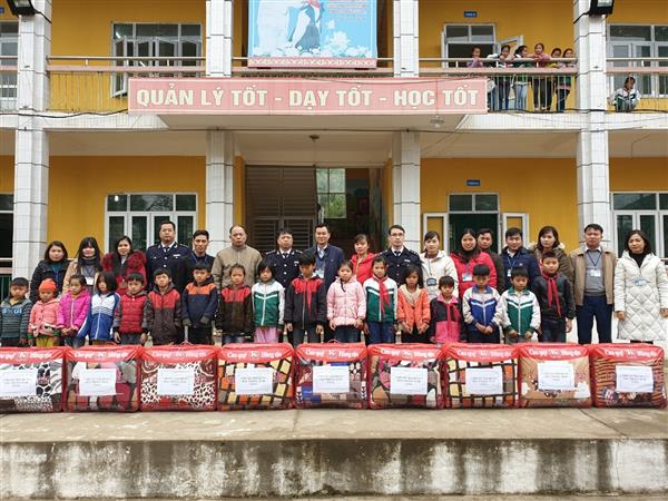 hai quan bac phong sinh trao qua cho cac em hoc sinh ngheo