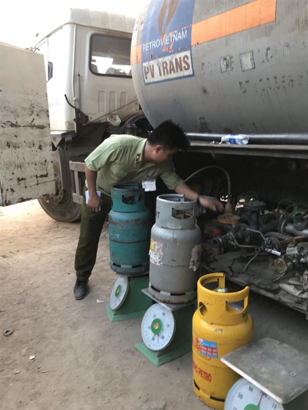 phat hien xe bon sang chiet gas trai phep