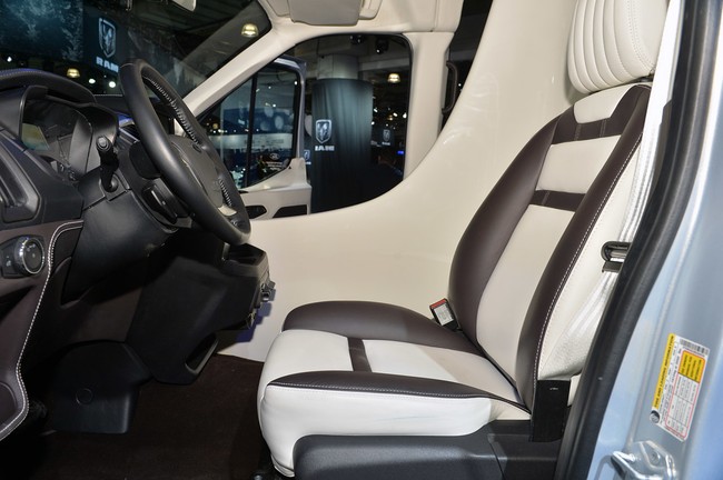 ford transit skyliner sang trong tien nghi va hien dai