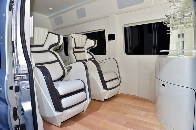 ford transit skyliner sang trong tien nghi va hien dai