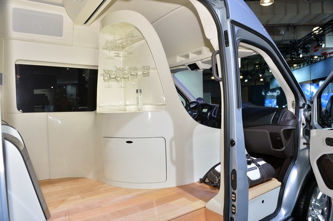 ford transit skyliner sang trong tien nghi va hien dai