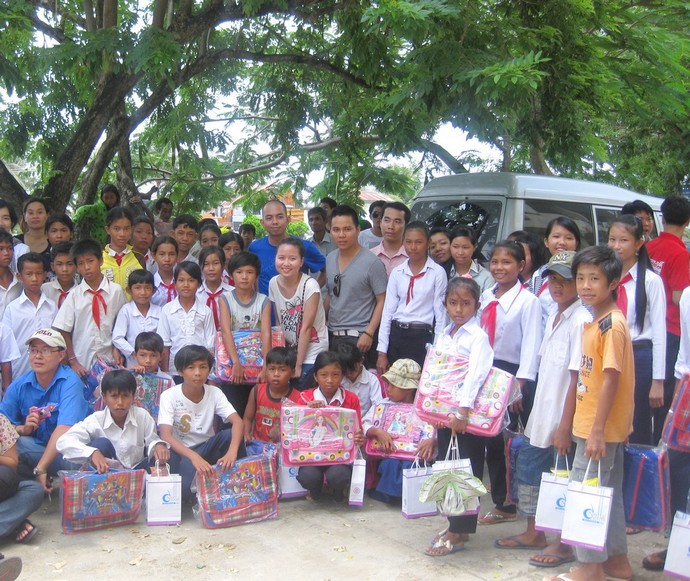 giup hoc sinh ngheo bien gioi den truong