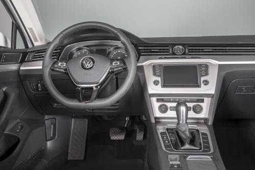 volkswagen viet nam ra mat bo doi beetle dune va passat bluemotion 2017