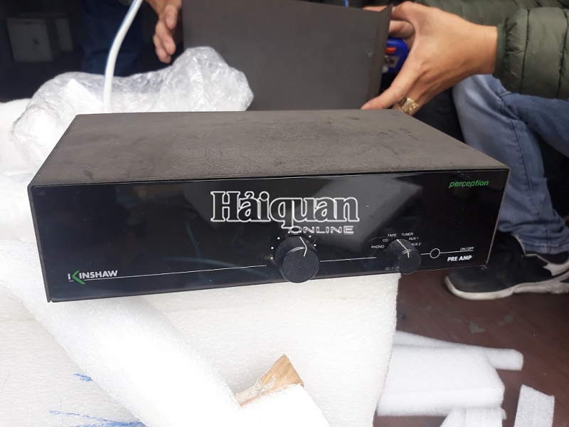 dang kham xet mot container nghi chua hang cam tai cang hai phong