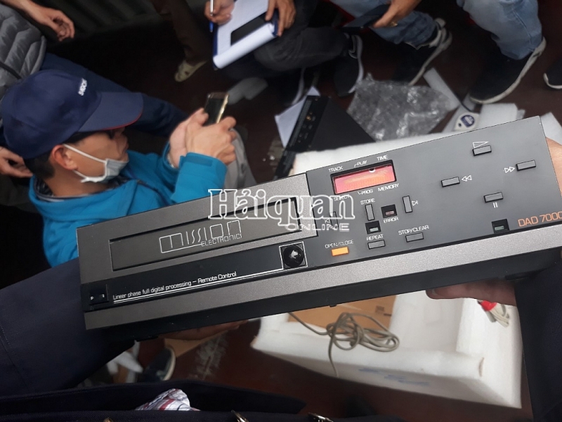 dang kham xet mot container nghi chua hang cam tai cang hai phong