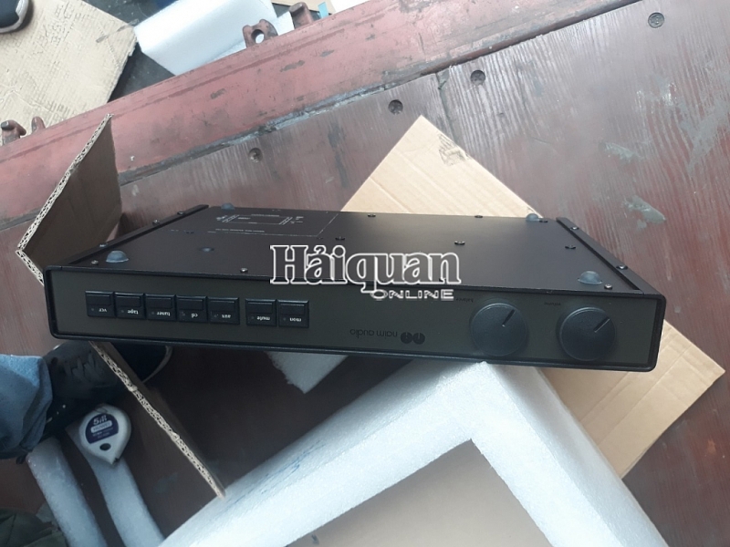 dang kham xet mot container nghi chua hang cam tai cang hai phong