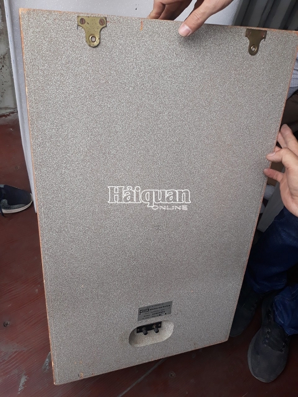 dang kham xet mot container nghi chua hang cam tai cang hai phong