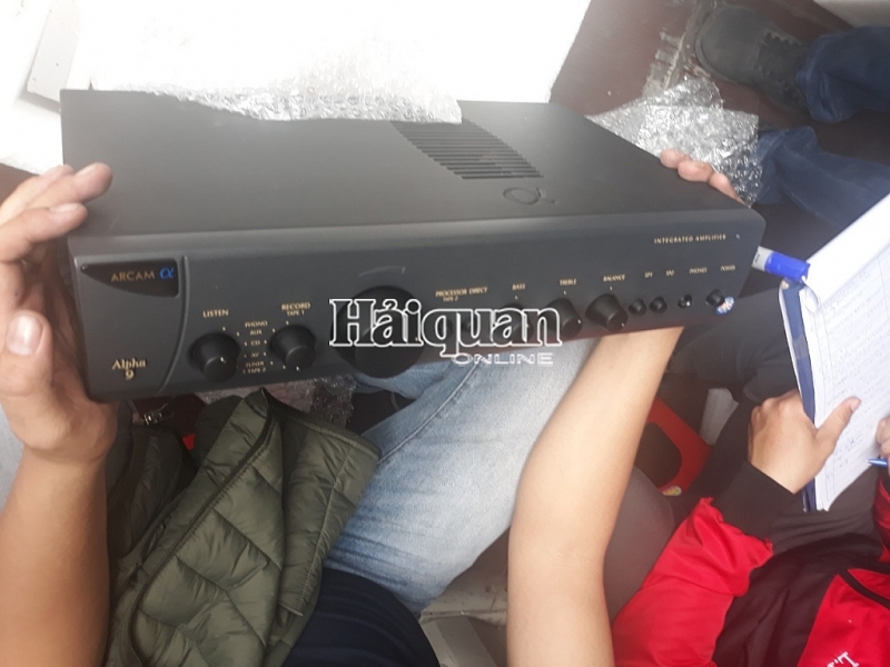 dang kham xet mot container nghi chua hang cam tai cang hai phong