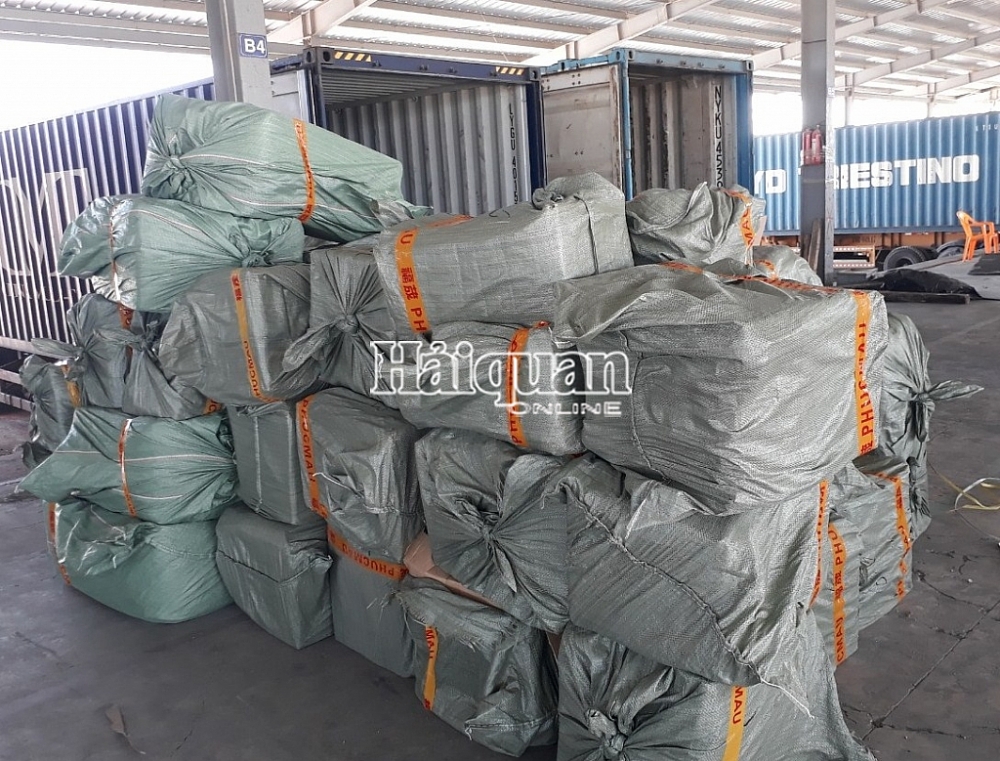 Phát hiện hàng giả mạo nhãn hiệu Adidas, Nike từ Trung Quốc vào Móng Cái, Quảng Ninh