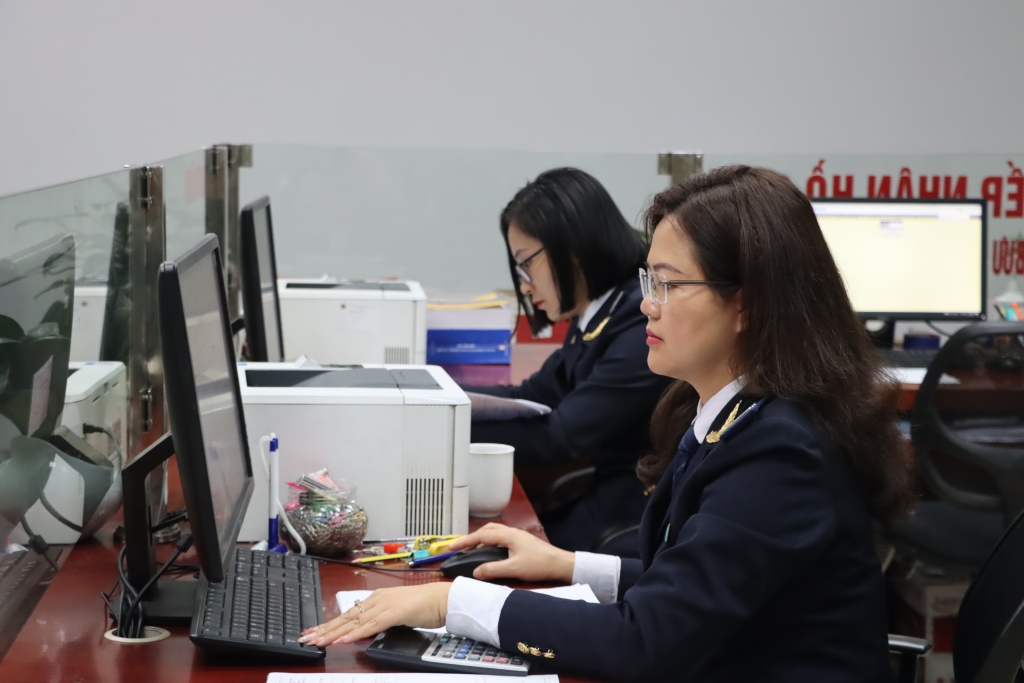 Hải quan Lào Cai thông quan gần 30.000 tấn thanh long, dưa hấu xuất khẩu