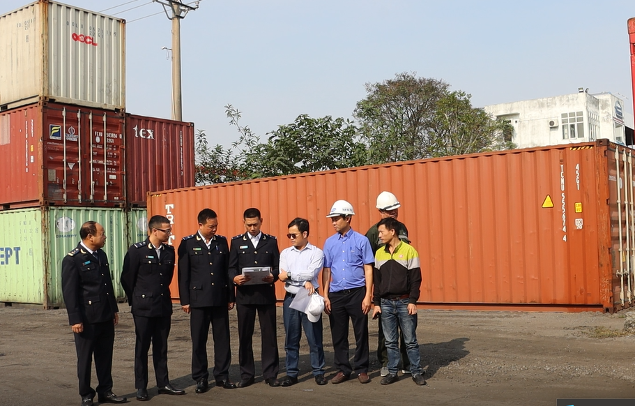 Hình ảnh vụ khám xét 52 mô tô nhập khẩu nghi gian lận xuất xứ