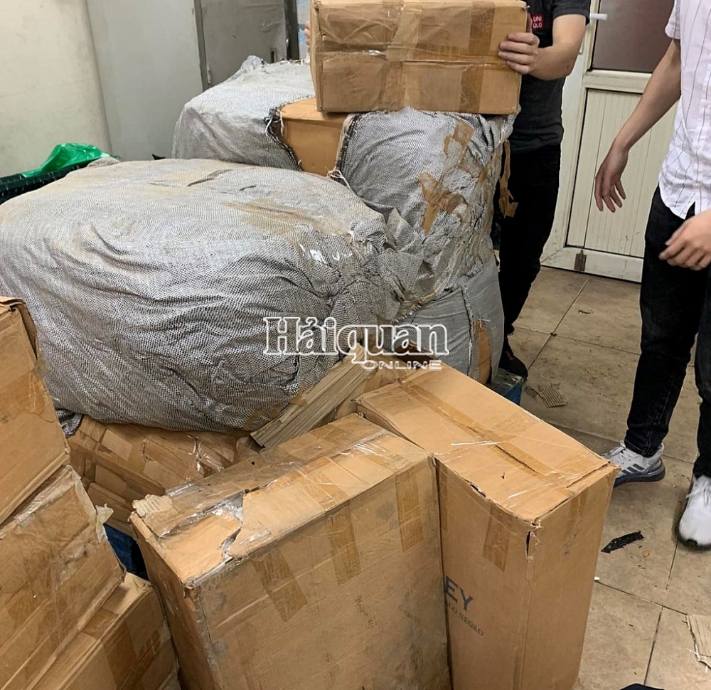 Bắt giữ hơn 10.000 bao thuốc lá trên chuyến bay từ Dubai về Nội Bài