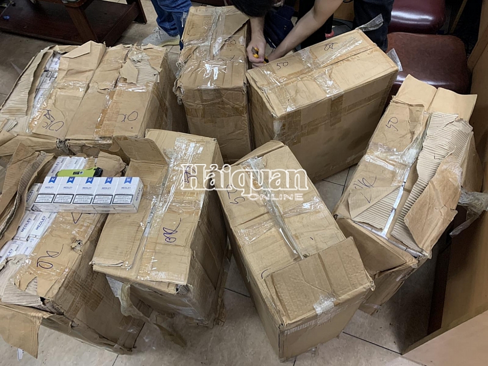 Bắt giữ hơn 10.000 bao thuốc lá trên chuyến bay từ Dubai về Nội Bài