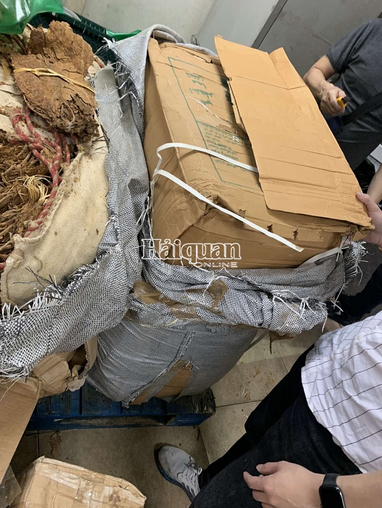 Bắt giữ hơn 10.000 bao thuốc lá trên chuyến bay từ Dubai về Nội Bài