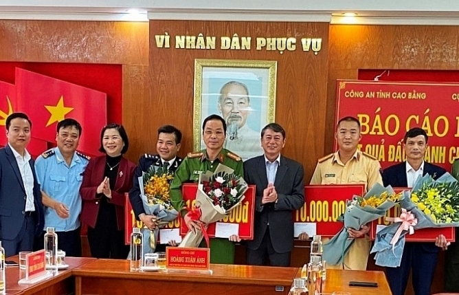 Tặng Huân chương Chiến công cho hai cán bộ Cục Hải quan Cao Bằng