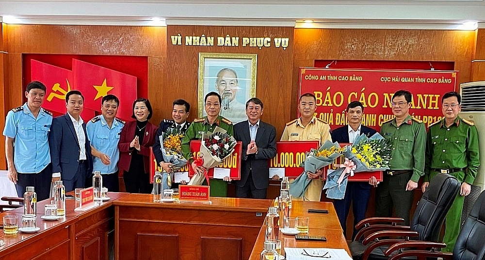 Tặng Huân chương Chiến công cho hai cán bộ Cục Hải quan Cao Bằng