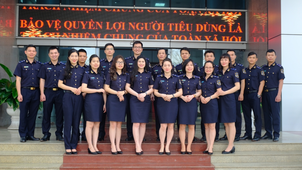 Hình ảnh công chức Hải quan tác nghiệp trong trang phục mới xuân hè