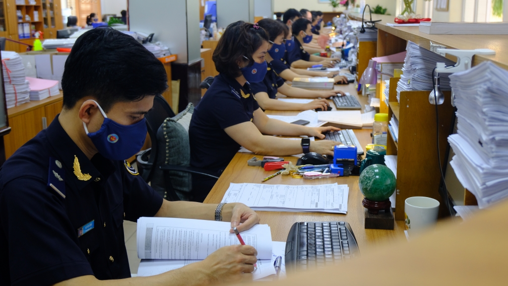 Hình ảnh công chức Hải quan tác nghiệp trong trang phục mới xuân hè
