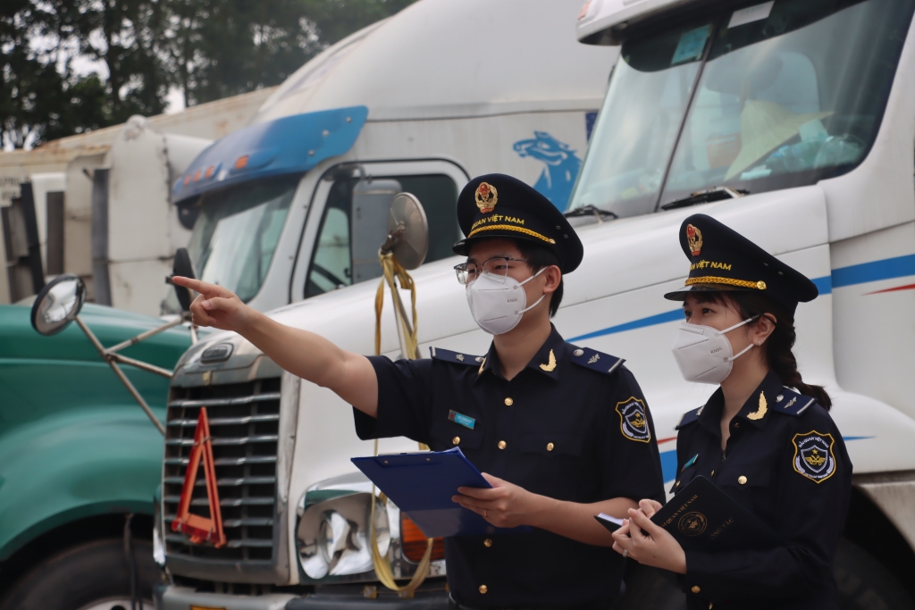 Hình ảnh công chức Hải quan tác nghiệp trong trang phục mới xuân hè