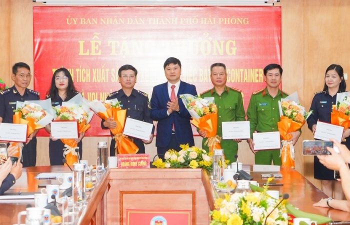 Khen thưởng 6 tập thể trong vụ bắt giữ 7 tấn ngà voi tại cảng Hải Phòng