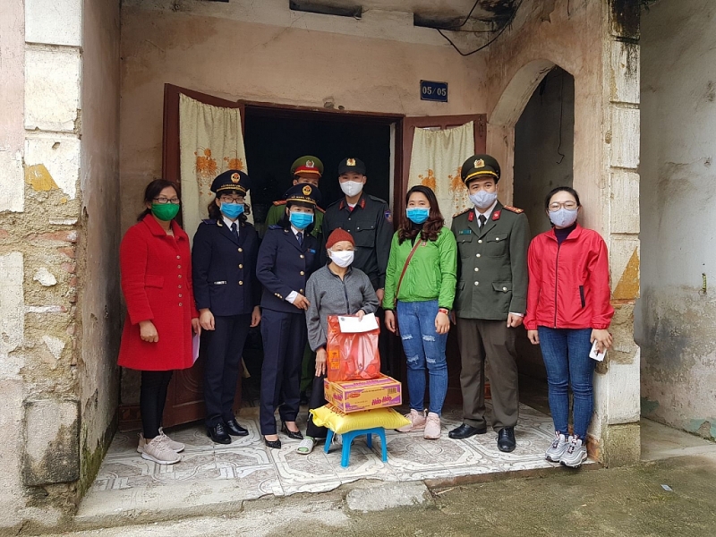 thanh nien hai quan cao bang tang qua chia se voi gia dinh kho khan trong dich covid 19
