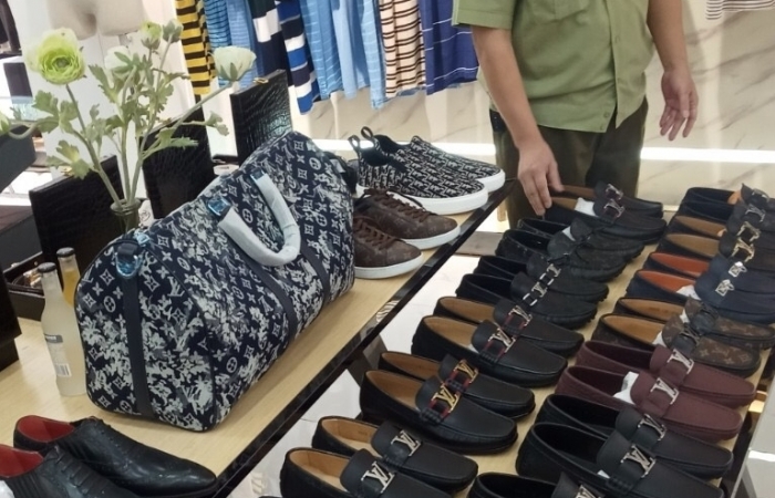 Phát hiện nhiều hàng giả nhãn hiệu Nike, Adidas, Gucci, Burberry