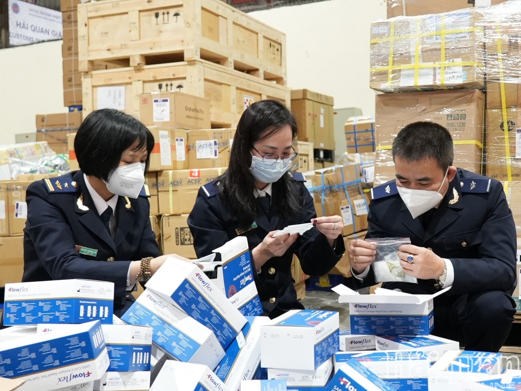 Hình ảnh vụ bắt giữ 65.000 kit test Covid-19 tại sân bay Nội Bài
